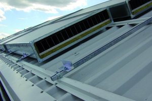  KollektorenmontageDie einzelnen Kollektormodule wurden auf dem Dach montiert und anschließend in die raumlufttechnischen Anlagen integriert 
