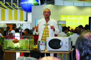  AnschaulichModerator Wigald Boning führte am Stand von solarhybrid seine aus dem Fernsehen bekannten Experimente durch 