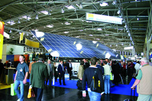  BeeindruckendDie wohl größte Photovoltaikanlage in einer Messehalle auf der Intersolar 