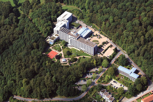  Die Klinik Rosenberg der Deutschen Rentenversicherung befindet sich in Bad Driburg, in der Nähe zu Paderborn. 