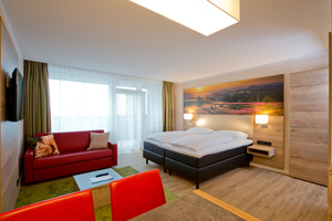  Holzmöbel, großformatige Landschaftsaufnahmen und Accessoires mit Rhöner Charakter bestimmen den Charakter der renovierten Zimmer im Rhön Park Hotel.  