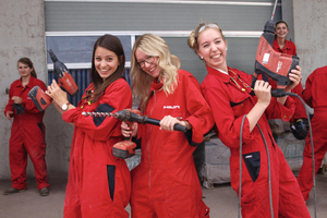  Besonderes Highlight des Hilti Women’s Day war das „Hands-on“ im Trainingszentrum, bei dem die jungen Frauen die Hilti Geräte einem ausgiebigen Praxistest unterziehen durften. 