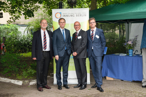  v.l.n.r.: Dr. Klaus Rinkenburger (Geschäftsführer Innung SHK Berlin), Michael Müller (Regierender Bürgermeister von Berlin), Andreas Schuh (Obermeister Innung SHK Berlin), Andreas Koch-Martin (Leiter SHK-Ausbildungszentrum). 