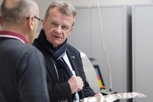  Der Vorsitzende des BVF, Ulrich Stahl, mit dem Aluminium-Pyramidenblech von PYD in der Hand, welches  für optimale Heiz- und Kühlleistungen sorgt. 