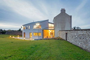  Das 300 Jahre alte Bauernhaus mit Erweiterungsbau im irischen Clane, County Kildare. 