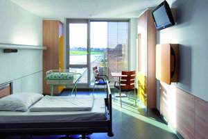  PatientenzimmerHelles Holz und moderne Möbel sorgen für eine Hotel-Atmosphäre. Die Patienten sollen sich in dieser Umgebung besser erholen können 