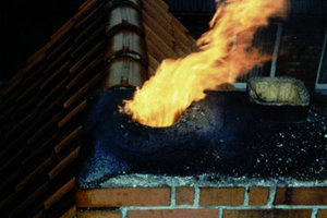  Brennender SchornsteinWenn ein Schornstein in Brand gerät, helfen nur noch Feuerwehr und Schornsteinfeger 