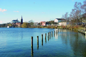  Idyllische TouristeninformationenDer denkmalgeschützte Plöner Bahnhof liegt direkt am Großen Plöner See. Dadurch werden die Touristen gleich von einem idyllischen Anblick begrüßt, der Lust auf Urlaub macht 