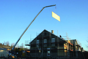  KraneinsatzMit einem speziellen Kran werden die Solarkollektoren auf das Dach gehievt 