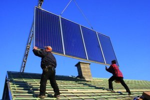  Voller EinsatzDie Dachdecker sind ein eingespieltes Team und haben viel Erfahrung inder SolarkollektorenMontage 