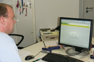  Kontrollgang überflüssigÜber die Software „Arena“ wählt sich Hausmeister Uwe Trzebinski von seinem Computer aus in das System ein 