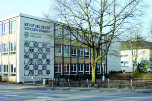  Berufsbildende Schulen EinbeckHaupthaus der durch das gebäudetechnische Konzept sanierten Schulanlage „Berufsbildende Schulen Einbeck“ 