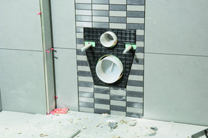  PlatzhalterDer „Fliesenquick“ wird, gewissermaßen als Platzhalter, an der Stelle der Wand montiert, an der später das Wand-WC befestigt werden soll. In der Umgebung dieses Platzhalters lassen sich die Fliesen wie gewohnt verlegen 