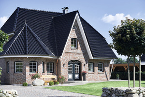  Stilistisch und energetisch passt das neue Eigenheim der jungen Familie in die Landschaft von Schleswig-Holstein. Den Wärmekomfort sichert ein individuelles Heizkonzept.  