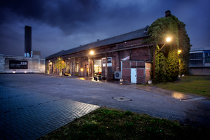  Die alte Backsteinhalle in Düsseldorf wird mit einer Luftwärmepumpe beheizt. 