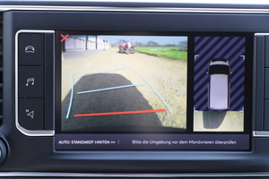 Die optionale Rückfahrkamera ist gerade bei der geschlossenen Laderaumtrennwand empfehlenswert – das Bild wird auf dem gut zu bedienenden Touchscreen angezeigt.  