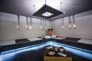  In einer 1.700 m2 großen Sauna- und Wellnesswelt des Hotels Sonnenalpe können die Gäste ihre Seele baumeln lassen.  