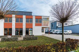  Das eigene Firmengebäude im Innungsweg in Voerde wird CO² neutral beheizt und verfügt über eine Holzpellets-Heizung und ein Aqua-Solarsystem.  