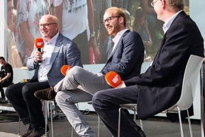  (v.l.) Professor Dr. Martin Viessmann, Sohn Maximilian sowie CEO Joachim Janssen bei einer Gesprächsrunde zu 100 Jahre Viessmann. 