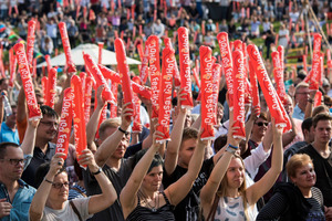  Insgesamt 15.000 Mitarbeiter und ihre Angehörigen haben bei dem Firmen-Jubiläum mitgefeiert. 