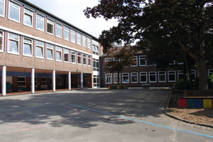  Die Turnhalle wurde 1964 errichtet, das Schulgebäude am Lousberg in Aachen bereits 1955. 