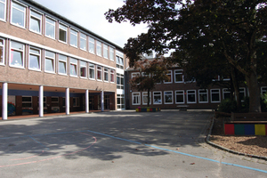  Die Turnhalle wurde 1964 errichtet, das Schulgebäude am Lousberg in Aachen bereits 1955. 