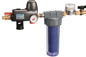  Die „Serie 574“ fungiert auch im Nachfüll- und Aufbereitungssystem Füllkombi BA Plus für Heizungswasser als integrierter Systemtrenner, dessen Funktion im Rahmen einer Wartung jährlich zu prüfen ist. Nur so kann die Trinkwassergüte gesichert werden. 