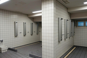  In den renovierten Duschbereichen sorgen die Duschpaneele „Linus DP-C-T“ von Schell Ar­maturentechnologie für Hygiene, einfache Handhabung und Wirtschaftlichkeit. 