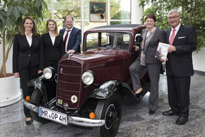  Ein Highlight der Ausstellung „70 Jahre Roth – historische Meilensteine“ ist ein Opel P4, wie ihn der Unternehmensgründer Heinrich Roth für Geschäftsreisen nutzte. Von links: Christin Roth-Jäger, Dr. Anne-Kathrin Roth, Claus-Hinrich Roth, Heike und Manfred Roth.  
