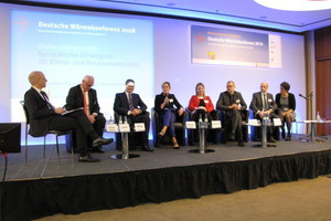  (v.l.n.r.) Moderator Klaus Stratmann, Klaus Jesse, Vorsitzender der association of the European Heating Industry (EHI), Adrian Willig für den Verband Eurofuel, Anne Katherina Weidenbach von der Europäischen Kommission, Sabine Augustin, Vorsitzende des Strategieausschusses des Verbandes Eurogas, Ulrich Benterbusch, Ministerialdirigent im BMWi, François Frisquet, Präsident des französischen Herstellerverbandes Uniclima, mit Dolmetscherin. 
  