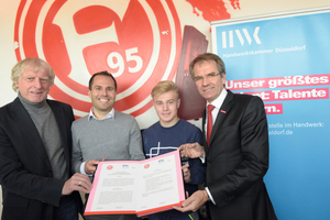  (v.l.nr.) Fortuna Düsseldorf-Sportvorstand Erich Rutemöller, Sebastian Fuchs, Bad &amp; Heizung GmbH, U19-Spieler Alen Muharemi und Andreas Ehlert, Präsident der Handwerkskammer Düsseldorf. 