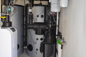  Blick in den System-container: Die speziell verstärkte Betonraumzelle beherbergt die komplette Anlagentechnik für die dezentrale Energieerzeugung am Standort in Stadtbergen. Hier zu sehen: Pufferspeicher und Gas-Brennwertkessel. 