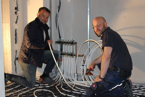  Elmar Wolfram (links) und Tobias Staufenbiel (rechts) bei der Installation 