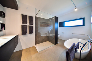  Komfort in besonders dezenter Form: Die Wohnungslüftung per „Genius“ bezieht selbstverständlich auch das Bad mit ein, oben an der Wand das Abluftventil. 