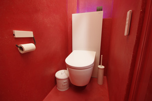  Das schlichte Dusch-WC „AquaClean Sela“ von Geberit reinigt auf Knopfdruck den Intimbereich mit einem warmen Wasserstrahl. 