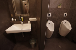  Der Waschtisch „Smyle“ von Keramag und die berührungslosen Urinale „Preda“ von Geberit sorgen für einen Kontrast zur Badeinrichtung im Shabby-Chic-Stil.  