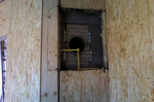  Abstand vom Verbindungsstück eines anzuschließenden Kamins in der Wanddurchführung zum tragenden Holzbalken zu gering  
