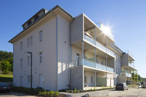  Das Châlet bietet heute den Bewohnern von 26 Eigentumswohnungen auf vier Geschossen modernen Wohnkomfort mit „Airconomy“: Jeweils raumindividuell steuerbare Fußbodenheizung mit kontrollierter Lüftung. 