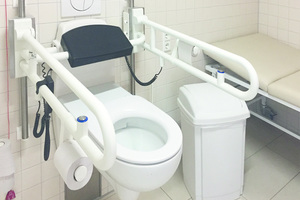  Um 30 cm elektrisch verstellbar können „BIS Vario WCs Care 30“ auch als Setz- oder Aufstehhilfe dienen. 