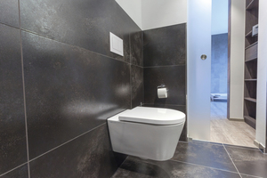  Spülrandlose Kartell by Laufen Wand-WCs in der Hotelsuite. 