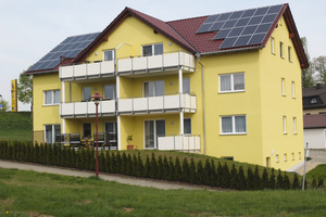  Bei einem Bauprojekt eines Mehrfamilienhauses im sächsischen Bischofswerda setzte der Bauherr auf regenerative Energien für attraktive Warmmieten.  