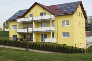  Bei einem Bauprojekt eines Mehrfamilienhauses im sächsischen Bischofswerda setzte der Bauherr auf regenerative Energien für attraktive Warmmieten.  