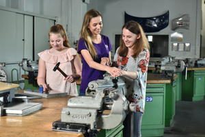  Die Schülerinnen Luisa (li.) und Rieke (re.) testeten beim Girls’ Day von Volkswagen Nutzfahrzeuge ihre Talente. VWN-Auszubildende Jana Plöger unterstützte beim Aktionstag im Werk Hannover. 