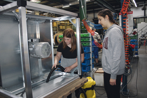  Wie Multiboxen gefertigt werden, erfuhren die Schülerinnen in der Produktion von Systemair. 