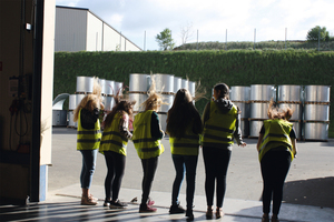  Die Mädchen hatten beim diesjährigen Girls’ Day bei Systemair viel Spaß bei der Erkundung der Luftschleieranlage „UF 600“. 