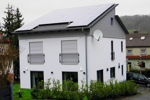  Links: Kreppenhofer-Massivhaus mit Luft-Wasser-Wärmepumpe zum Heizen und Abluft-Wärmepumpe zur Warmwasserbereitung. 