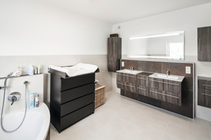  Das Badezimmer erhielt eine klassische, mit Wasser gespeiste Fußbodenheizung – eine individuelle Raumlösung, die mit dem Gerätekonzept des „TCO 2.5“ einherging. 