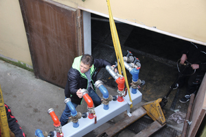  Wolfgang Sonntag, Bereichsleiter und Prokurist bei mobiheat bei der Installation: Hier wird der mobiheat-Warmwasserverteiler eingebracht. 