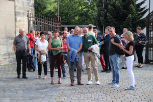  Teilnehmer des TGA-Golfevents vor der Besichtigung der unterirdischen Felsenkeller unter Bayreuth. 