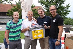  Marco Koch (rechts), Jung Pumpen, mit den glücklichen Gewinnern der Flutbox. 